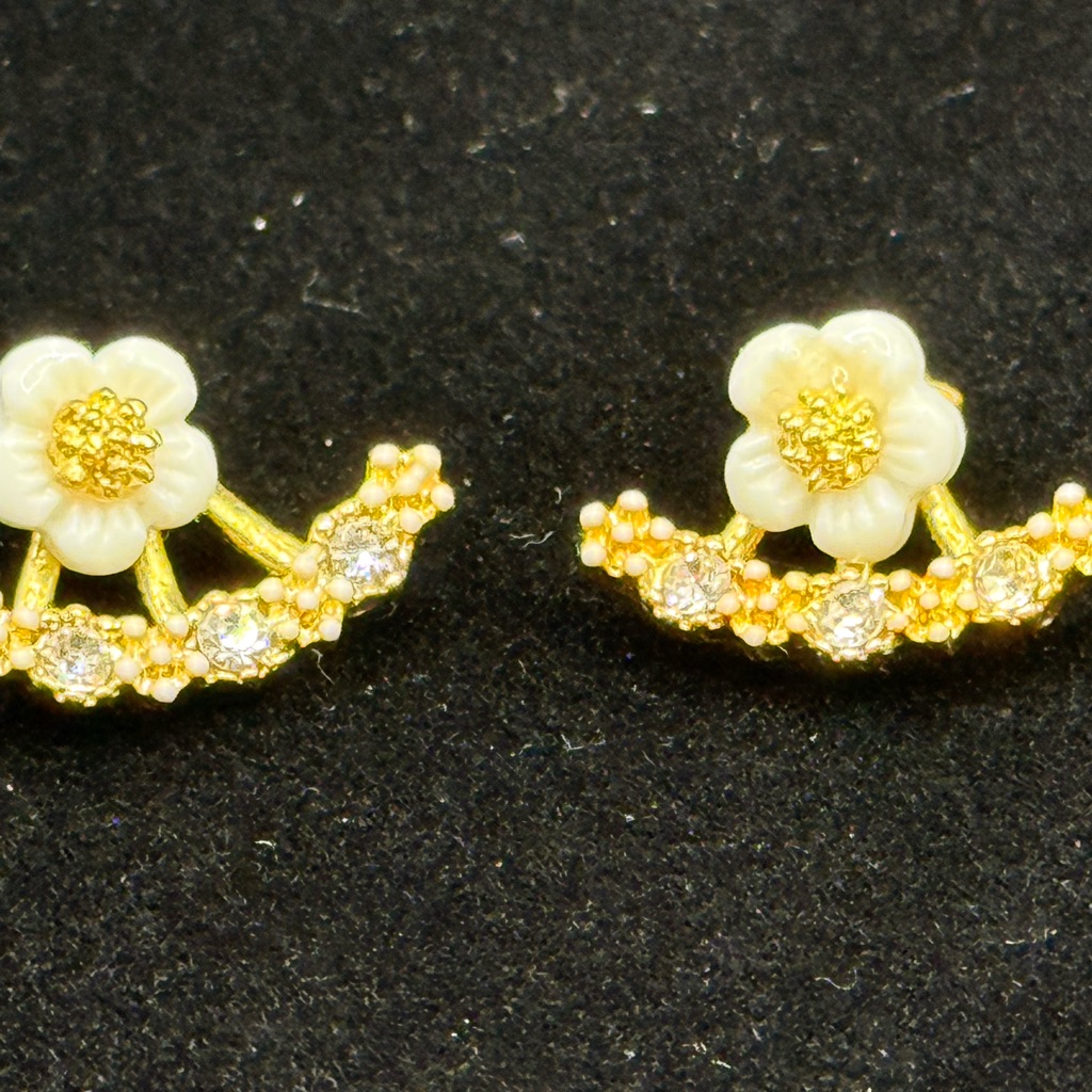 Elegant Gold And Cream Daisy Earrings With Jackets